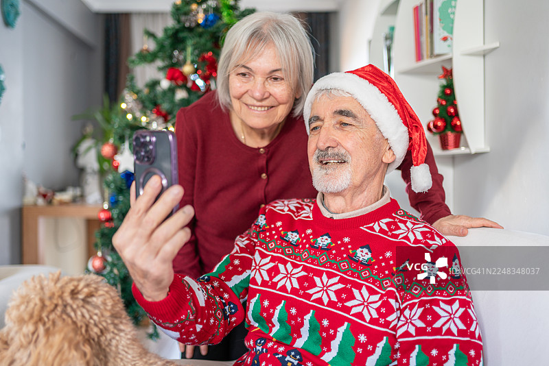 老年夫妇在家进行圣诞视频通话图片素材