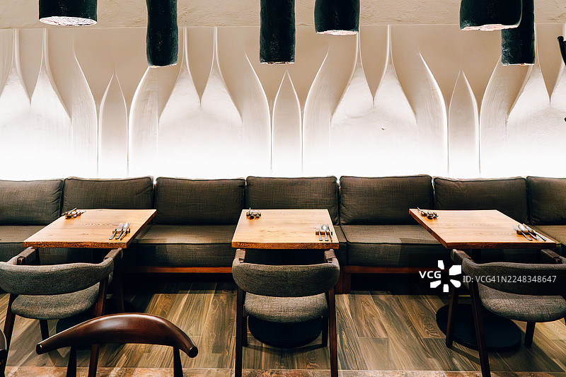 时尚餐厅室内设计，配备时尚的餐桌椅图片素材