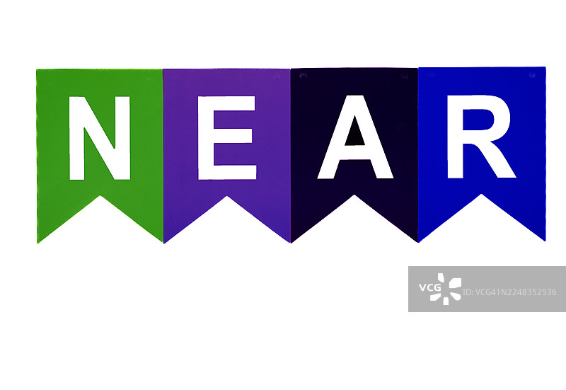 四个彩色的三角旗组成单词NEAR，背景为白色。图片素材