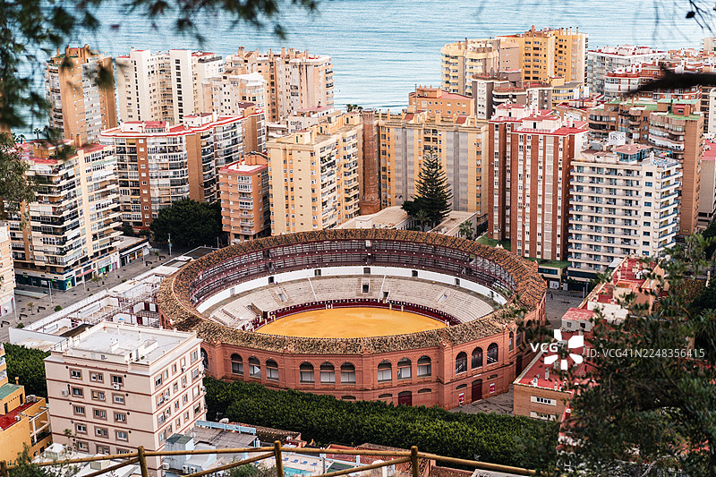 俯瞰西班牙马拉加被高楼和大海环绕的圆形斗牛场图片素材