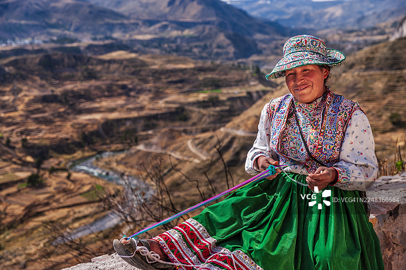 秘鲁女性在科尔卡峡谷附近编织图片素材