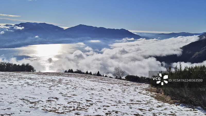 从瓦尔格兰德国家公园的蒙特卡尔扎(Monte Carza)看到的马焦雷湖(Lake Maggiore)低云,这里也是联合国教科文组织提契诺瓦格兰德维尔巴诺生物圈保护区的一部分图片素材