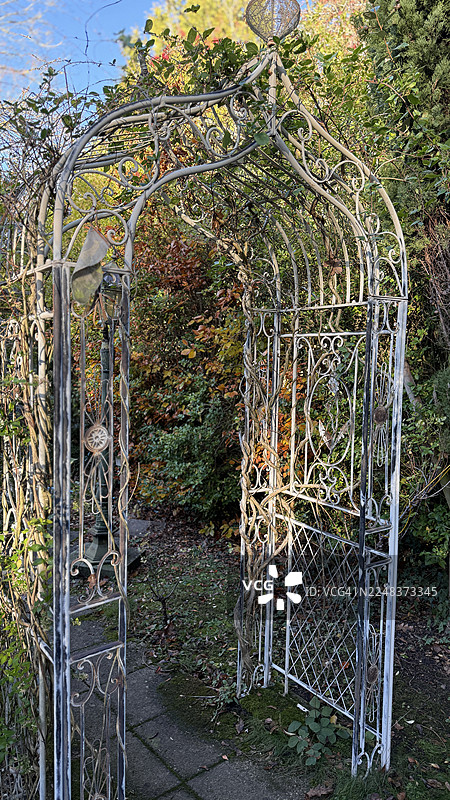 花园白色拱门供人行走图片素材