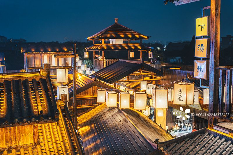 中国江苏扬州东关街夜景照明的传统街景图片素材