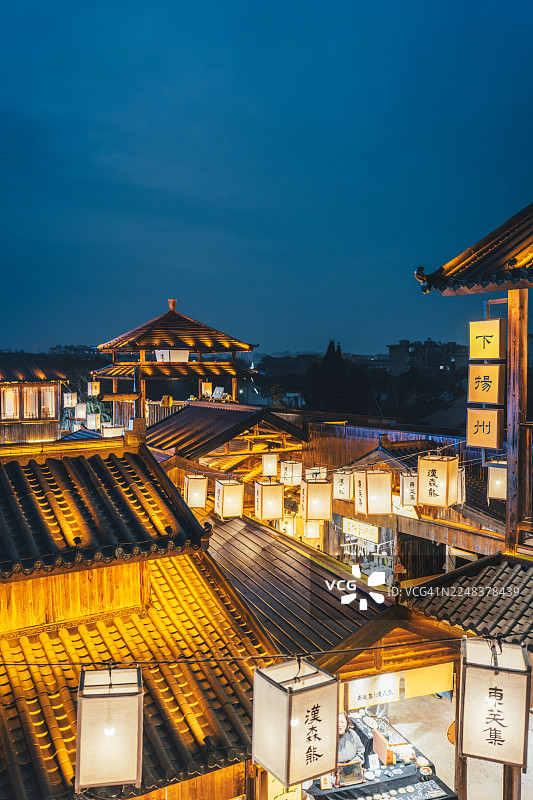 中国江苏扬州东关街金光下的传统屋顶图片素材