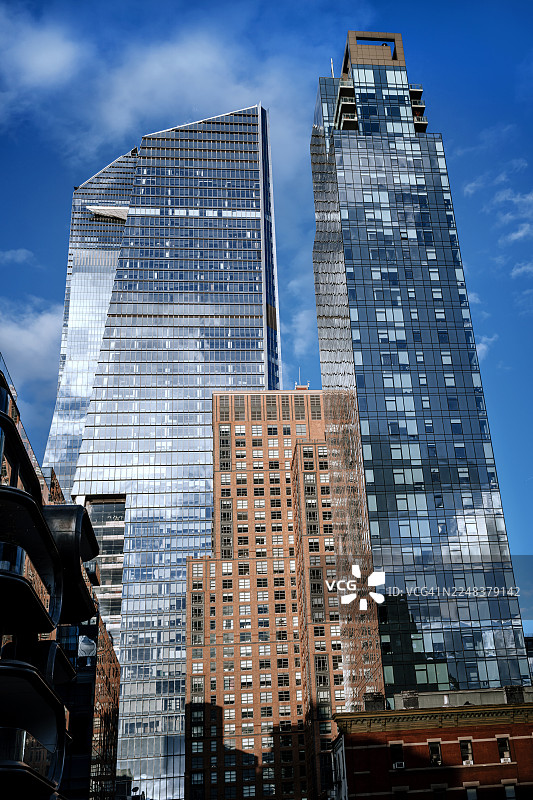 现代玻璃摩天大楼耸立纽约市上空图片素材