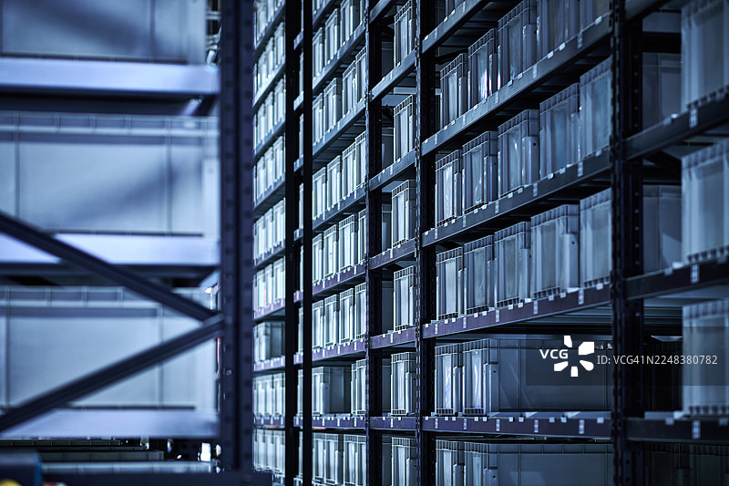 现代黑暗仓库和无人工厂的侧视图图片素材