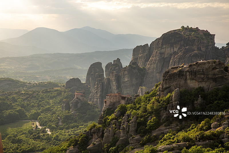 希腊的梅特欧拉修道院建在耸立的岩石上，是当地的文化和精神地标图片素材