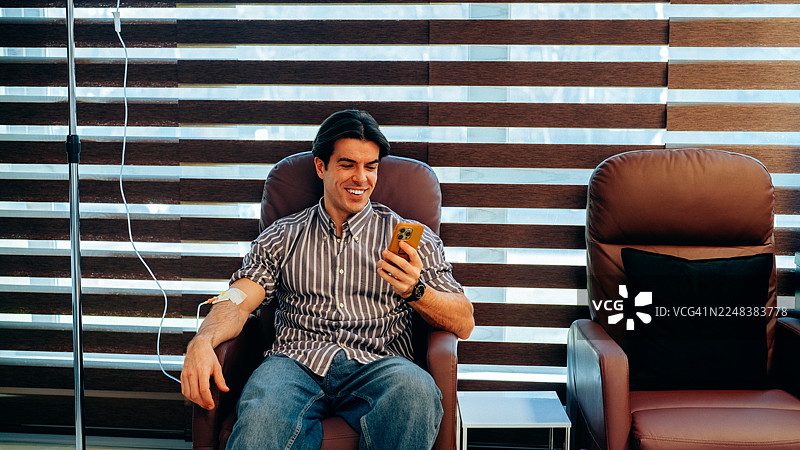 男士在美容诊所接受静脉输液维生素疗法图片素材