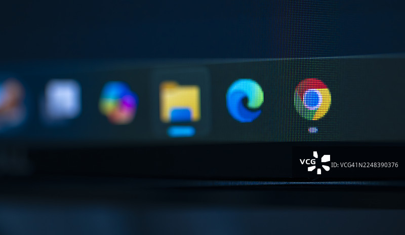 微软Windows 11任务栏图标的向上特写微距视图。微软Windows 11操作系统任务栏图标近距离微距视图 谷歌 Chrome 微软 Edge图片素材