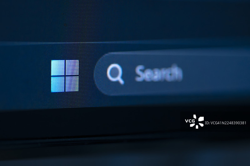 泰国那空是贪玛叻府。2025年11月18日。Windows 11 搜索栏和开始菜单图标的宏观特写。Windows 11 微软操作系统搜索栏开始菜单图标数字屏幕显示用户界面技术软件的宏观特写。图片素材