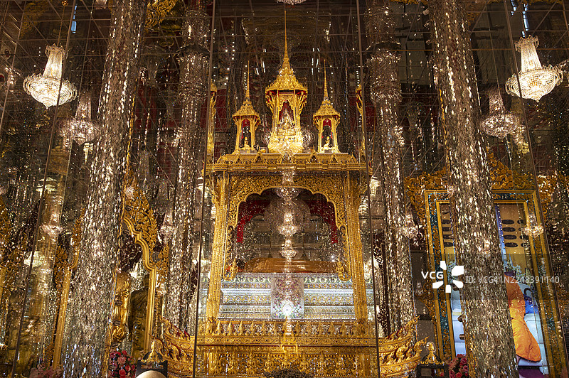 泰国乌泰他尼府Tha Sung寺玻璃金殿内部，水晶佛殿，金色建筑，佛陀舍利展示，镜面反射，柱子，水晶吊灯，宏伟的佛教建筑。图片素材