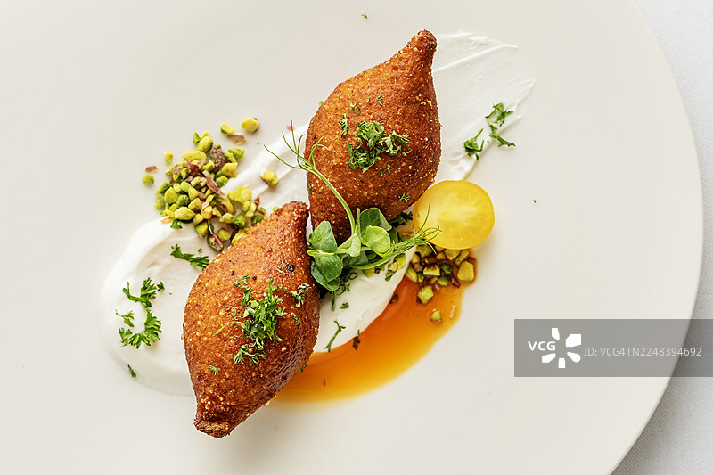 库贝贝（Kibbeh），一种酿肉丸。沙拉三明治（Falafel）。库贝贝是中东美食中一道受欢迎的菜肴（土耳其语称：icli kofte）。图片素材