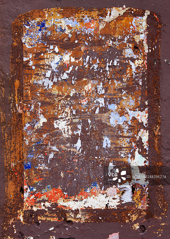 剥落了海报和棕色油漆的饱经风霜的殖民时期墙壁图片素材