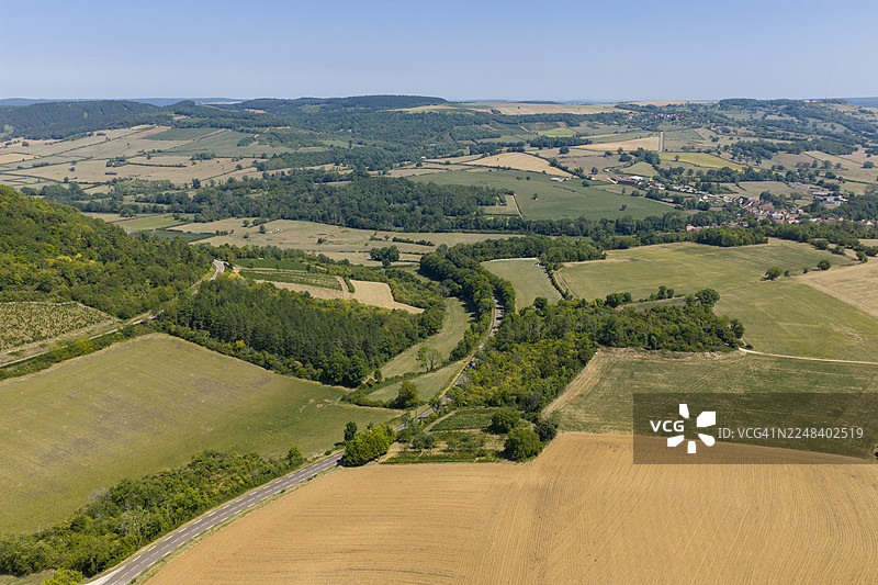 法国约讷省韦泽莱村庄周边的乡村景色 - 无人机摄影图片素材