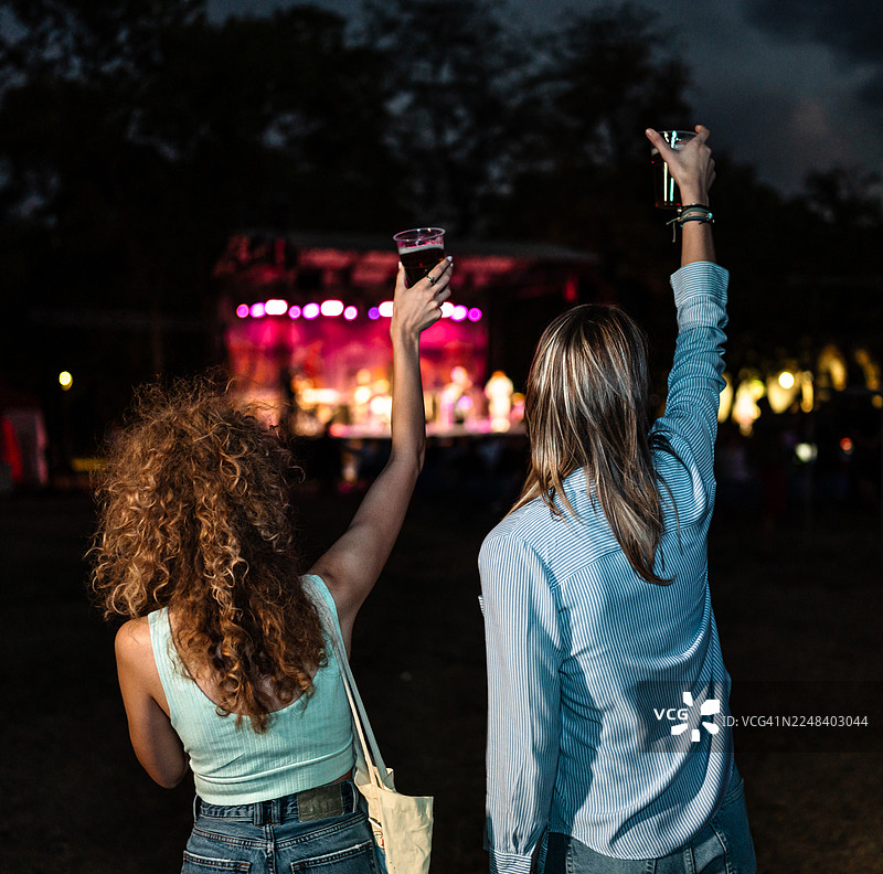 朋友们在户外音乐节上举杯庆祝图片素材