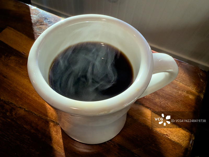 一杯热气腾腾的咖啡图片素材