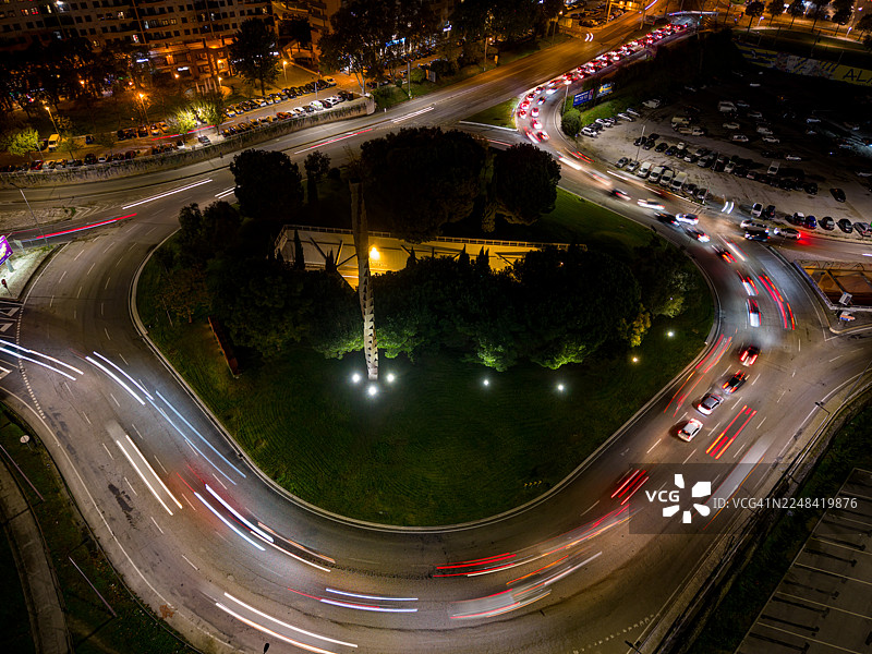葡萄牙阿尔马达城市环岛和交通灯车流的夜间航拍景象图片素材