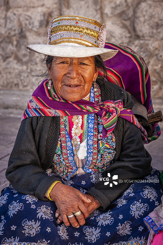 秘鲁妇女身着民族服装，奇瓦伊，秘鲁图片素材