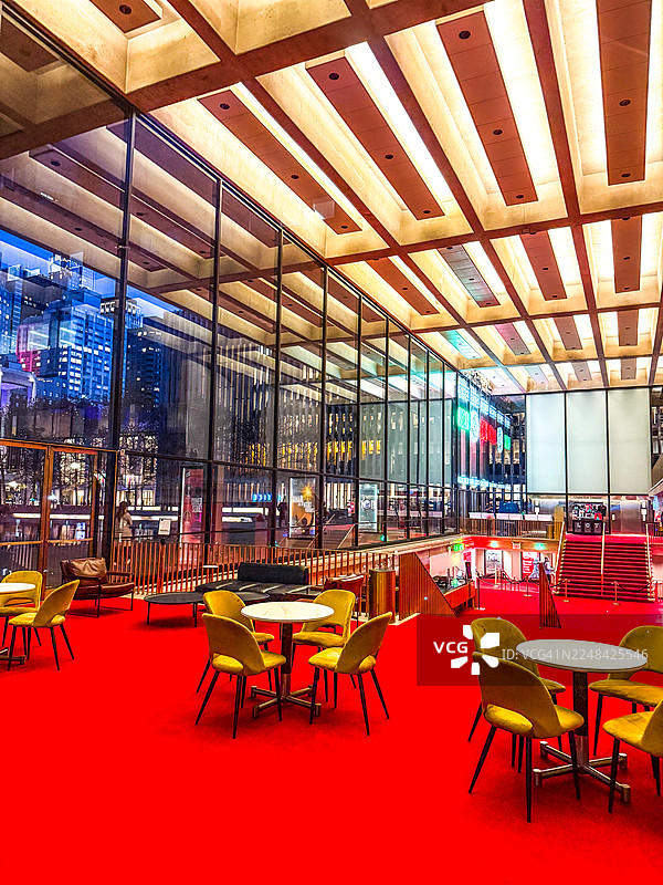 从人行道透过玻璃窗看到的纽约维维安·博蒙特剧院铺着红毯的大堂图片素材