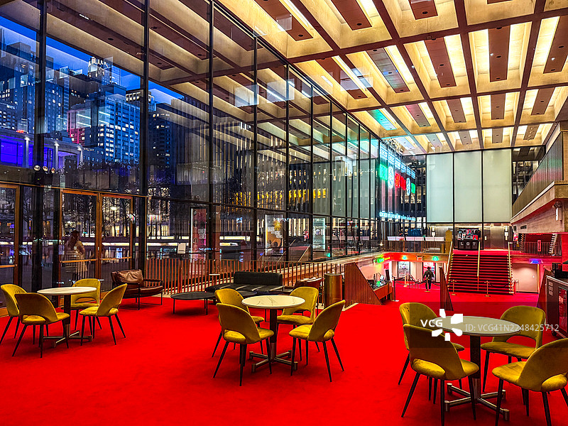 从人行道透过玻璃窗看到的纽约维维安·博蒙特剧院铺着红毯的大堂图片素材