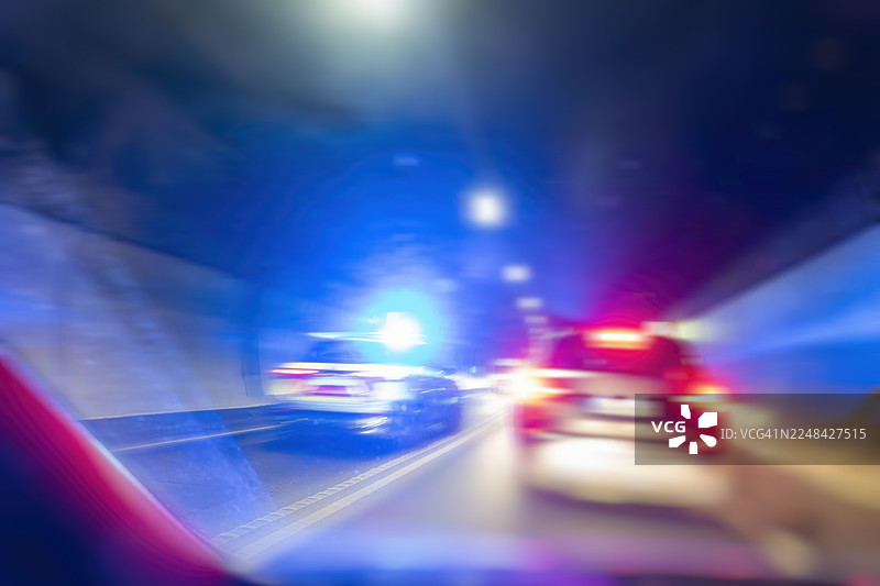警车在隧道中打开警示灯图片素材