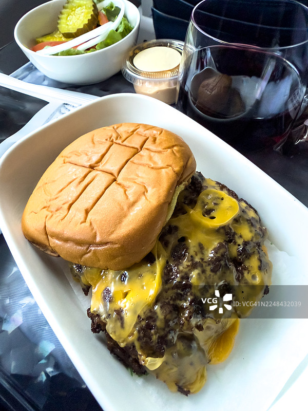 飞机上的芝士汉堡图片素材