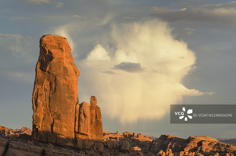行进中的男人，拱门国家公园图片素材