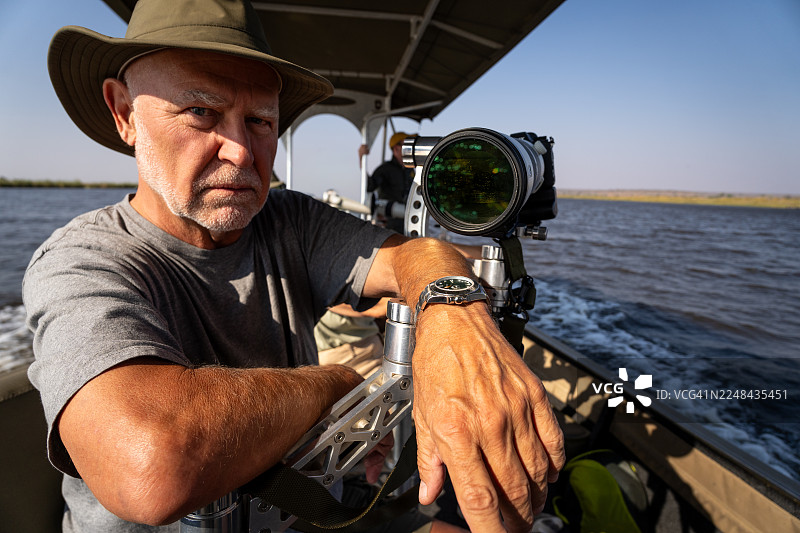 摄影师手持稳定器上的相机图片素材