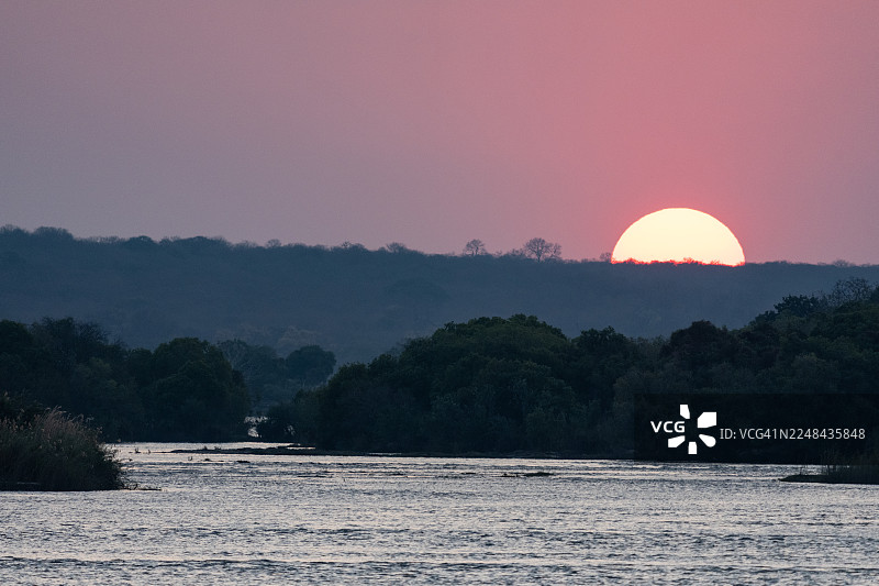赞比西河上的日落图片素材