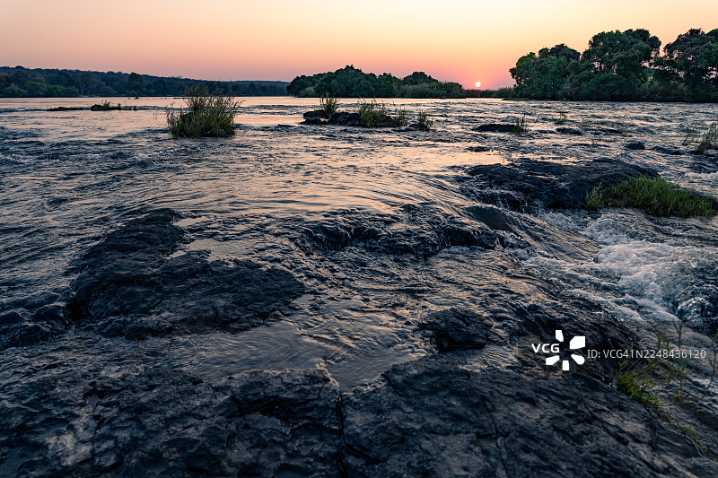 赞比西河急流上的日落。图片素材