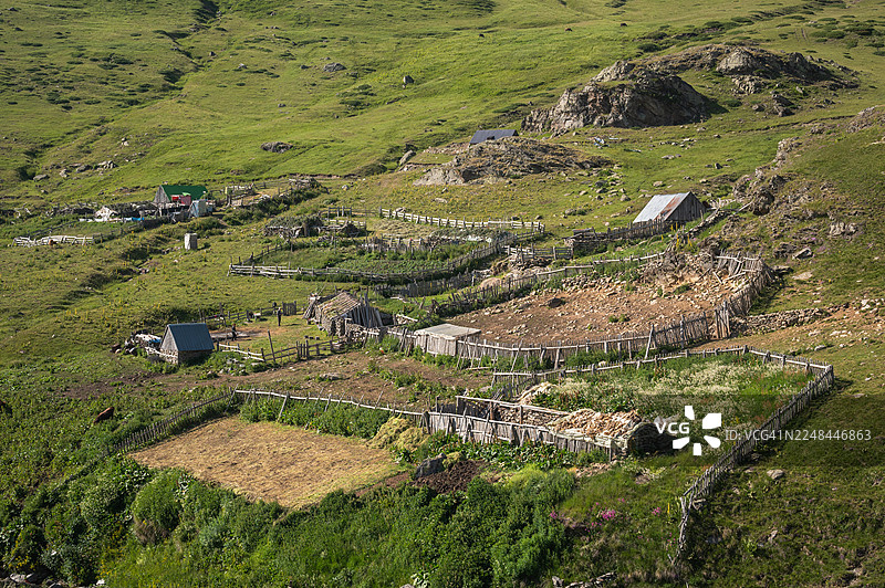阿尔巴尼亚偏远村庄多贝多尔，巴尔干山脉徒步路线沿途的农场。图片素材