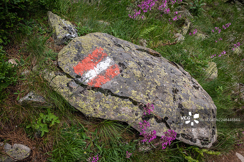 阿尔巴尼亚多贝尔多尔附近的巴尔干山脉小径路标。图片素材