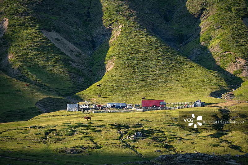 阿尔巴尼亚多贝多尔偏远村庄的巴尔干山峰步道旁的农舍。图片素材