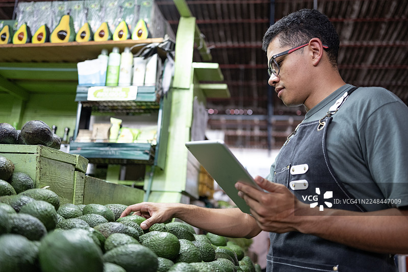 水果蔬菜市场的牛油果小贩图片素材