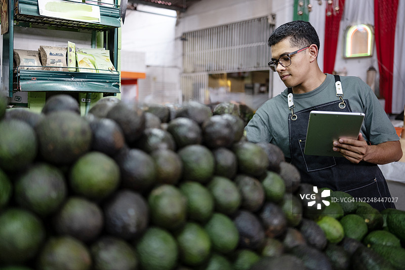 水果蔬菜市场上的牛油果小贩图片素材