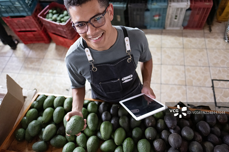 水果蔬菜市场上的牛油果销售商图片素材