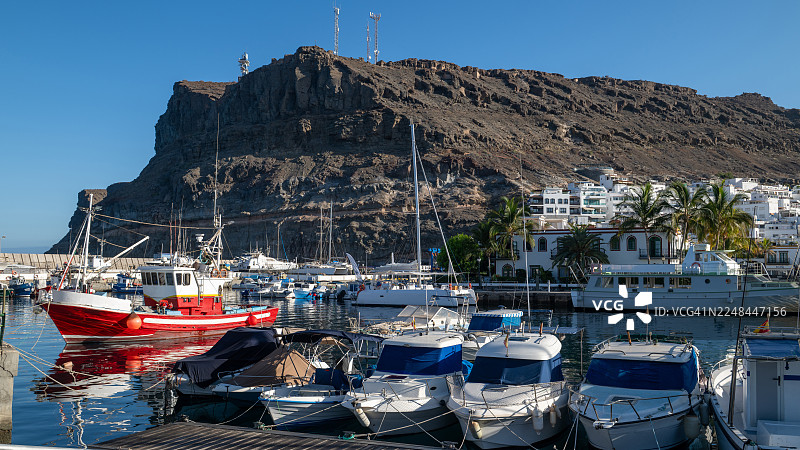 西班牙大加那利岛莫干港的船只停泊图片素材