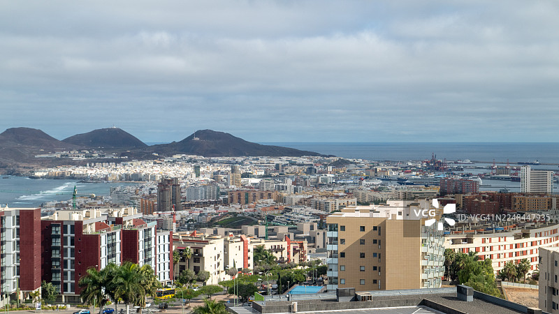 拉斯帕尔马斯-德格拉纳卡纳里亚城市景观，远眺群山与海洋图片素材