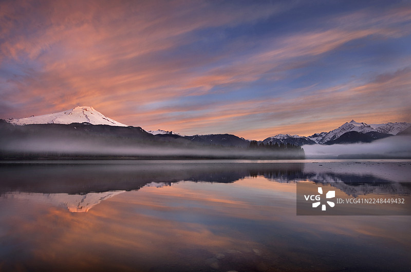 日出时分的贝克山和沙克山舒克森湖图片素材
