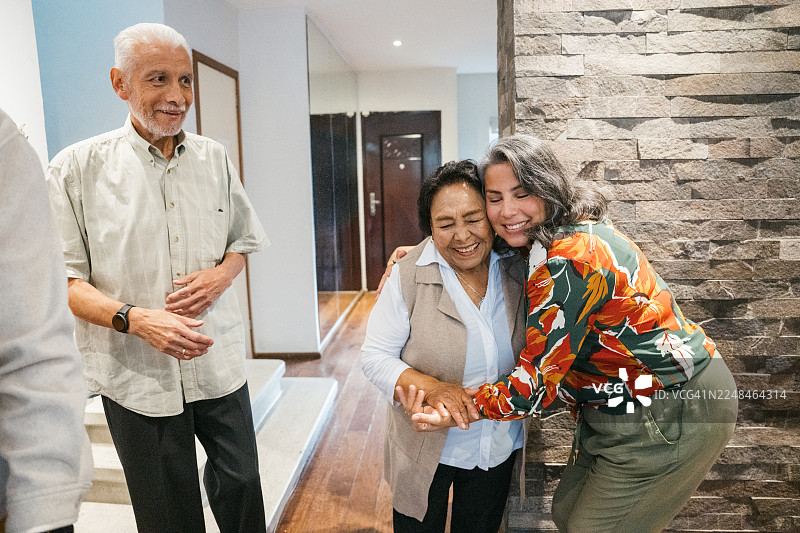 祖父母在参加家庭庆祝活动时受到热烈欢迎图片素材