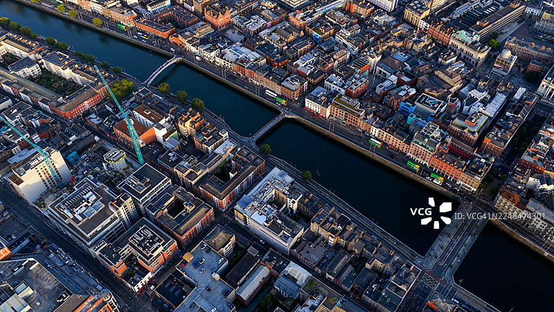 都柏林城市空中全景，包括利菲河、桥梁和延伸至海港的都柏林港，爱尔兰首都的城市天际线，融合了历史与现代建筑，适合旅游和编辑用途的城市风光概念。图片素材