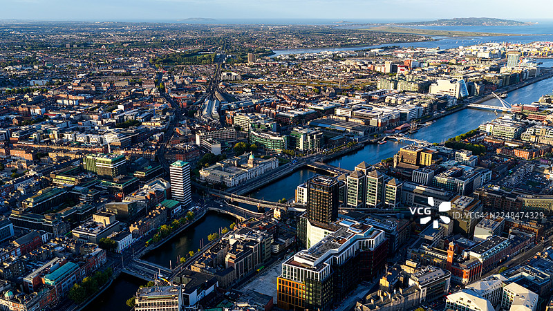 都柏林城市空中全景,展示了利菲河、桥梁和延伸至大海的都柏林港,爱尔兰首都的历史与现代建筑交织的城市天际线,适用于旅游和社论的旅行与城市景观概念图片素材