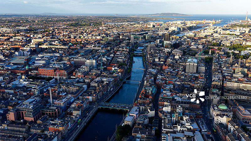 都柏林城市空中全景,俯瞰利菲河、桥梁及延伸至海港的都柏林港,爱尔兰首都的城市天际线,融合历史与现代建筑,适合旅游和社论用途的概念。图片素材