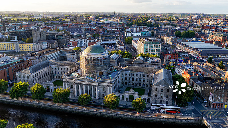 都柏林四法院建筑的航拍图，位于利菲河畔，新古典主义建筑，绿色圆顶和柱子环绕着城市景观，象征司法与历史传承，适用于旅行和社论设计图片素材