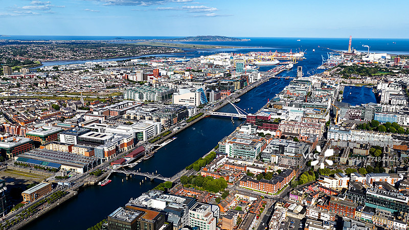 都柏林城市鸟瞰全景,利菲河、桥梁和都柏林港延伸至海面,爱尔兰首都的城市天际线融合了历史与现代建筑,适用于旅游和社论的旅行与城市风光概念图片素材