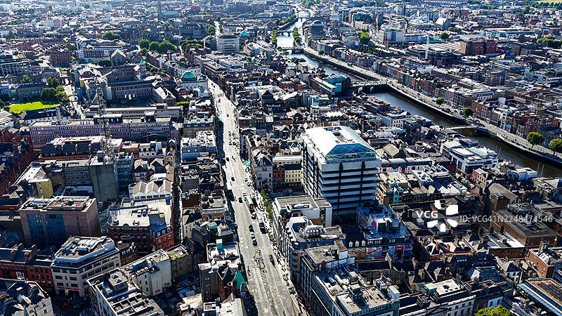 都柏林市中心鸟瞰图，包括河流和城市景观，爱尔兰首都历史建筑与现代高层建筑的结合，旅游与设计的旅行和基础设施概念图片素材