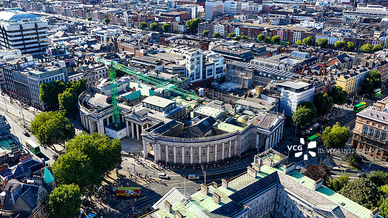 都柏林学院绿地的鸟瞰图，包括历史悠久的爱尔兰银行大楼和繁忙的城市街道，地标性建筑被市中心建筑环绕，适合编辑和旅游设计的旅行与遗产概念图片素材