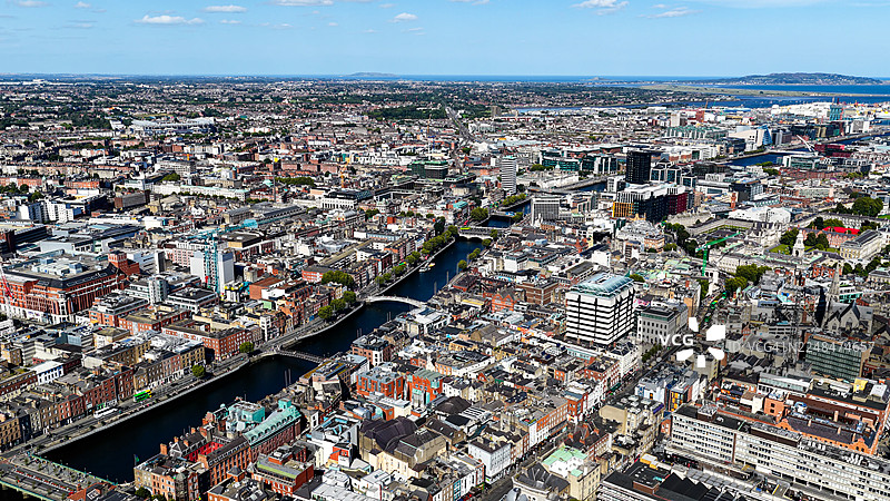 都柏林城市航拍全景，包括利菲河、桥梁和延伸至海港的都柏林港，爱尔兰首都的城市天际线，融合了历史与现代建筑，适用于旅游和媒体使用的城市风光概念图片素材