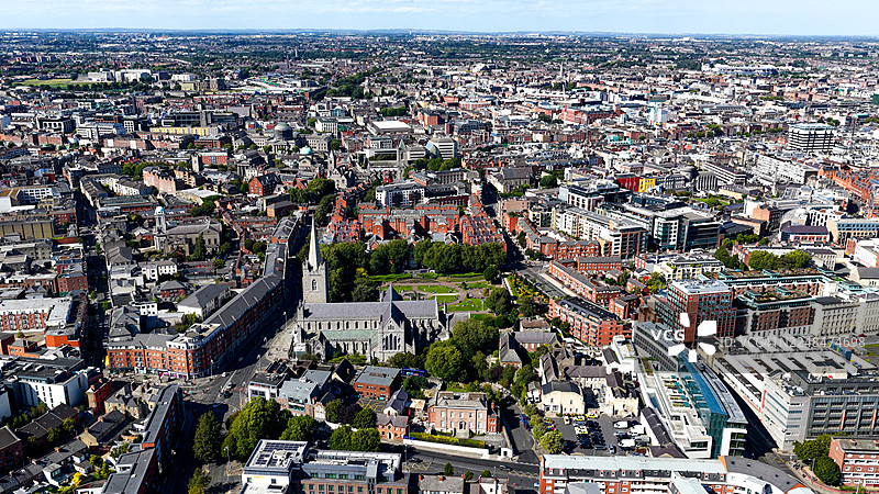 俯瞰都柏林圣帕特里克大教堂,周围环绕着城市建筑和绿色公园,这座历史悠久的天主教堂是爱尔兰首都的文化地标,也是宗教遗产和旅游概念,适用于社论和旅游设计。图片素材